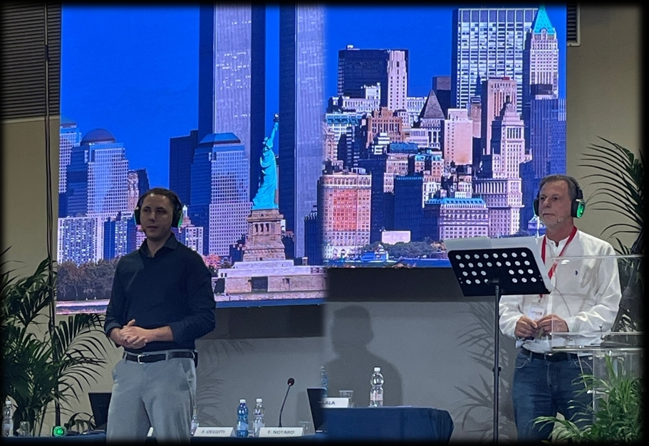 Davide e Marco sul palco durante lo storytelling WTC 11 settembre